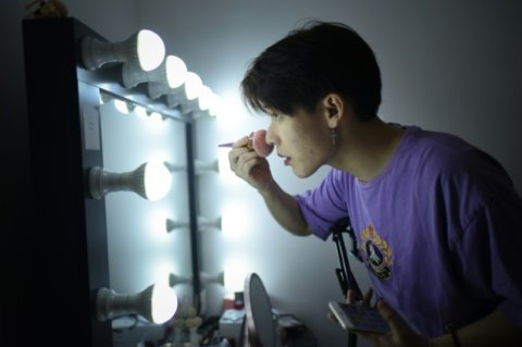 China's new online cosmetics stars: men